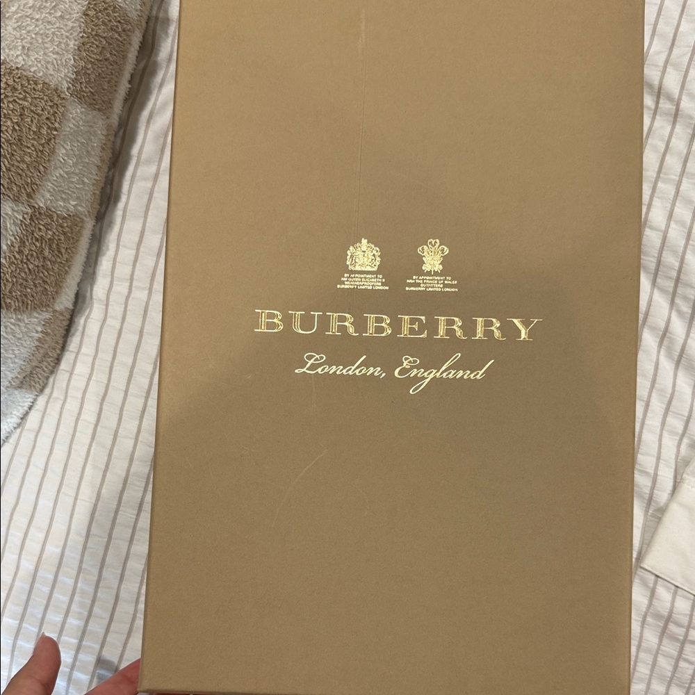 Burberry Gold-Tone Gift Box and envelope with card unwritten